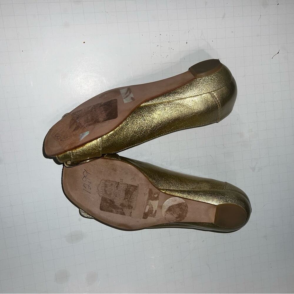 Stuart Weitzman Gold Mini Wedge Open Toed Shoes 5… - image 4